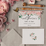 Blush Floral White Wedding Flat Save the Date<br><div class="desc">Dieses blütenweiße Hochzeitsflaech Save the Date bietet einen schönen, schick-neutralen Hintergrund aus Schwarz oder Weiß mit schlichter moderner Typografie und eleganter Kalligrafie, um einen anspruchsvollen Ton für jeden Veranstaltungsstil zu Set zu bringen. Jedes Produkt ist mit wunderschönen, rosa Rosen mit üppigen Rosen und pfirsichfarbenen und elfenbeinigen Hydrangeas, die mit üppigen...</div>