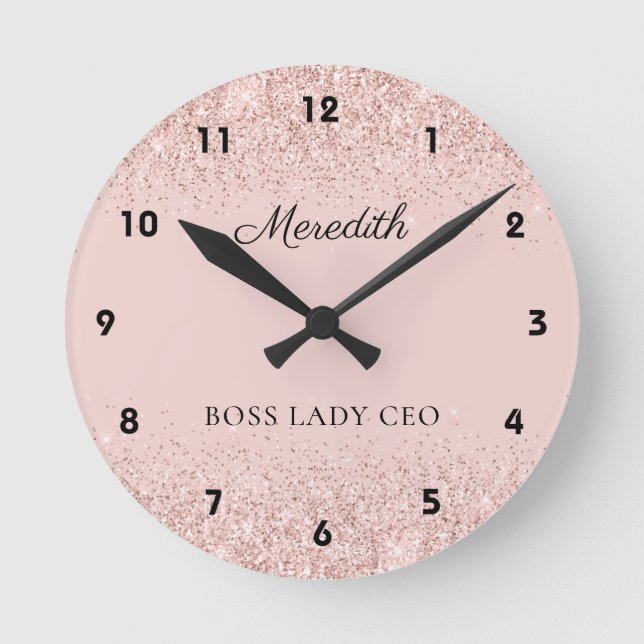 Blush Glitzer Boss Lady CEO Personalisiert Keepake Runde Wanduhr (Vorderseite)
