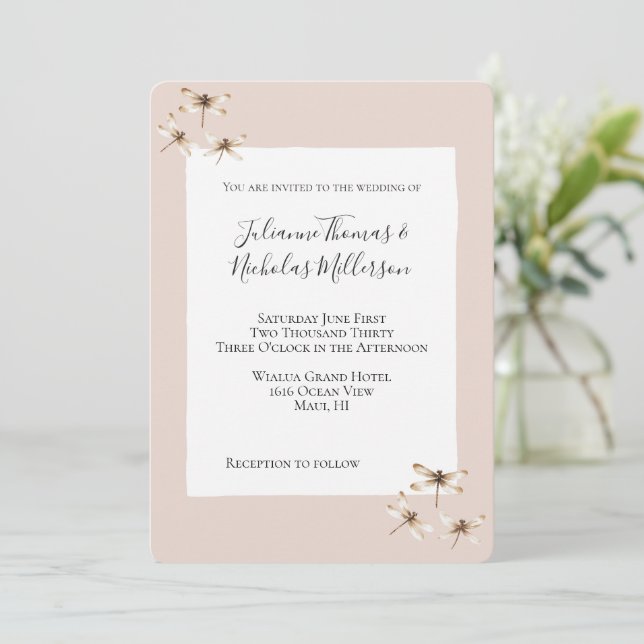 Blush Mocha Cream Dragonflies Hochzeit Einladung (Stehend Vorderseite)