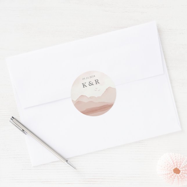 Blush Mountain Range Landscape Wedding Monogram Runder Aufkleber (Umschlag)