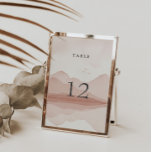 Blush Mountain Range Landschaft Hochzeit Tischnummer<br><div class="desc">Unsere "Mountain Range Hochzeit in Urlaubsort" Kollektion kommt in zwei Farbtönen in luftig blauer und staubiger Rose mit Aquarelllandschaften, gepaart mit modernem Drehbuch und Layout. Eine perfekte Kombination aus modern und rustikal, bereit für das ganze Jahr über Hochzeit und andere Anlässe. Sie können Produkte aus dieser Kollektion mischen und abgleichen...</div>