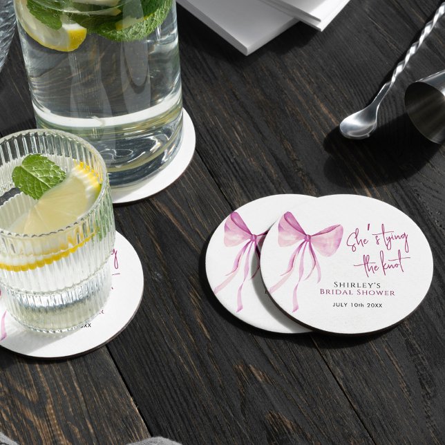 Blush Pink Bow Sie bindet das Brautparty des Knote Runder Pappuntersetzer (Von Creator hochgeladen)