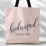 Blush Pink Bridesmaid Modernes Skript<br><div class="desc">Zeigen Sie Ihrem Brautparty mit dieser stylischen rötlich-rosa Totentasche Ihre Wertschätzung. Diese Tasche mit modernem Drehbuch und dem Namen Ihrer Brautjungfrau ist praktisch und elegant zugleich. Die weiche Farbe und das schicke Design machen es perfekt, um das Wesentliche des Hochzeitstages oder Alltagsgegenstände zu tragen. Diese personalisierte Totttasche verleiht den Brautmädchen...</div>