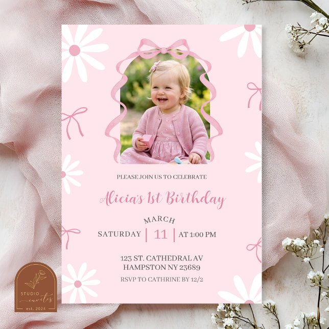 Blush Pink Daisy Bow Girl 1st Birthday with photo Einladung (Von Creator hochgeladen)
