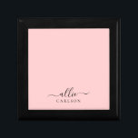 Blush Pink Dusty Pink Moderner Minimalistischer Na Erinnerungskiste<br><div class="desc">Eine moderne und einfache,  individuelle Name-Sake-Box. Vorname in einem schönen,  modernen Drehbuch,  gepaart mit einem Block Typografie-Schriftart,  auf einem eleganten und farbenfrohen Hintergrund. Einfach den Namen und die Hintergrundfarbe anpassen! Perfektes Geschenk für jeden Anlass: Hochzeit,  Brautparty,  16 Geburtstag,  Jubiläum,  Babydusche,  Verlobungsfeier oder Junggeselinnen-Abschied Geschenk!</div>