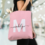 Blush Pink Elegante Script Name Monogram<br><div class="desc">Personalisiert Girly Blush Pink und White Trendy Moderne Script Name Monogram Tote Bag. Mit dieser schicken und spielerischen Tasche verleihen Sie Ihrem Alltag eine weiche und feminine Touch. Diese Tasche mit einem rot-rosa Hintergrund und einem fett-weißen Initial (ohne Schimmer oder Folie), gepaart mit einem schlichten schwarzen Skriptnamen monogramm, verbindet mädchenhafte...</div>