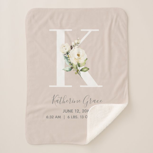 Blush Pink Floral Letter K Baby Script Geburtsstun Sherpadecke (Vorderseite)