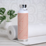 Blush Pink Girly Elegant Moderne geometrische Stip Trinkflasche<br><div class="desc">Genießen Sie Ihren Durst stilvoll mit unserer sauberen und einfachen rosa & weiß geometrischen Wasserflasche. Bei diesem eleganten Design geht es nicht nur um Hydratation, sondern auch um eine Mode. Mit dieser schicken und langlebigen Flasche bleibe man sich während der Bewegung erfrischend und fügt Ihrem täglichen Hydratationsalltag eine Touch Raffinesse...</div>