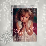 Blush Pink Glaube | Schneeflocken Weihnachts-Foto Feiertagskarte<br><div class="desc">Sweet rot Rosa "Glauben" Weihnachtstypografie Design Foto Gruß. Fügen Sie einfach Ihr einzigartiges Foto,  Gruß,  Name(n) oder Familienname und das Jahr hinzu. Zurück zeigt sich ein graues,  bedrücktes Spitzen-Aussehen im Hintergrund mit rot-rosa Schneeflocken. Design by Holiday Hearts Designs (Rechte vorbehalten) mit Foto Vorlage via Pixabay.</div>