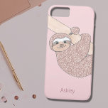 Blush Pink Glitzer Slotname Monogram Girl Case-Mate iPhone Hülle<br><div class="desc">Liebe du Schläge? Dieses niedliche Gehäuse ist mit einem rot-rosa Glitzer-Faultier aus einem Zweig geschmückt. Sie können diese Handydose personalisieren, indem Sie den Namen zu Ihrem eigenen ändern oder zu dem eines Mitläufers, um es zu einem perfekten Geschenk zu machen. Sie können den Namen auch in ein Monogramm ändern, wenn...</div>