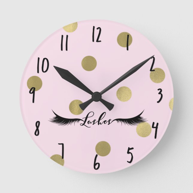 Blush Pink & Gold Dots Moderner Glam Lashes Salon Runde Wanduhr (Vorderseite)