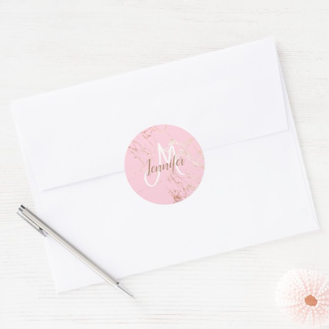 Blush Pink Gold Girl Script Monogram Runder Aufkleber (Umschlag)