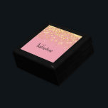 Blush Pink Gold Glitzer Monogram Name Girl Erinnerungskiste<br><div class="desc">Weiblich rosa Hintergrund mit goldenem Glitzer Overlay. Schwarzer trendiger Skripttext.</div>