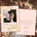 Blush Pink & Gold Liebe Dank Foto & Note Wedding Dankeskarte<br><div class="desc">Diese wunderschönen, rosa und goldfarbenen Hochzeitskarten zeigen Ihr Foto in einem goldenen Rahmen aus Imitaten, umgeben von verzierten goldenen Gardinen und Wirbel. Die Beschriftung lautet: Liebe und Danke, mit Ihren Namen unten. Der Rücken als romantische verknüpfte Herzen Grafik zusammen mit einer individuellen Note und Unterschrift. Einfach, stilvoll und elegant, ist...</div>