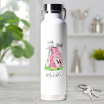 Blush Pink Golf Monogram Trinkflasche<br><div class="desc">This cute monogram water bottle features a stylish blush pink watercolor golf bag filled with clubs, surrounded by a touch of green grass. The design cleverly incorporates a simple serif font initial monogram on the bag, seamlessly blending into the design. Below the monogram, the full name is elegantly displayed in...</div>