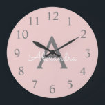 Blush Pink Grau Modern Script Girl Monogram Name Große Wanduhr<br><div class="desc">Blush Pink und Gray Simple Script Monogram Name Clock. Das macht den perfekten süßen 16 Geburtstag,  Hochzeit,  Brautparty,  Jubiläum,  Babydusche oder Junggeselinnen-Abschied Geschenk für jemanden,  der Lieben glamourösen Luxus und schicke Stile.</div>