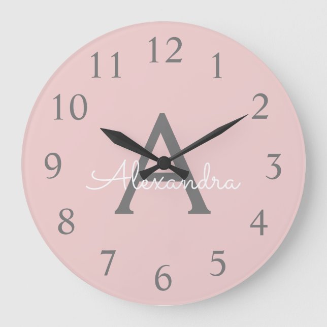 Blush Pink Grau Modern Script Girl Monogram Name Große Wanduhr (Vorderseite)