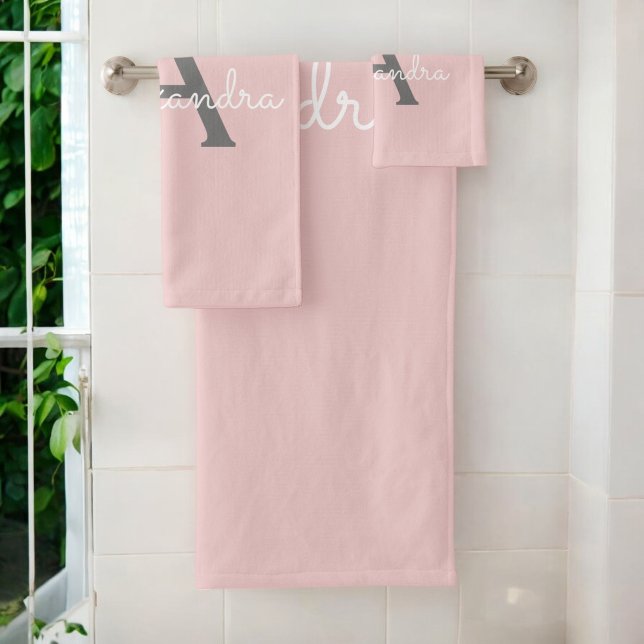 Blush Pink Grau Modernes Script Girly Monogram Nam Badhandtuch Set (Von Creator hochgeladen)