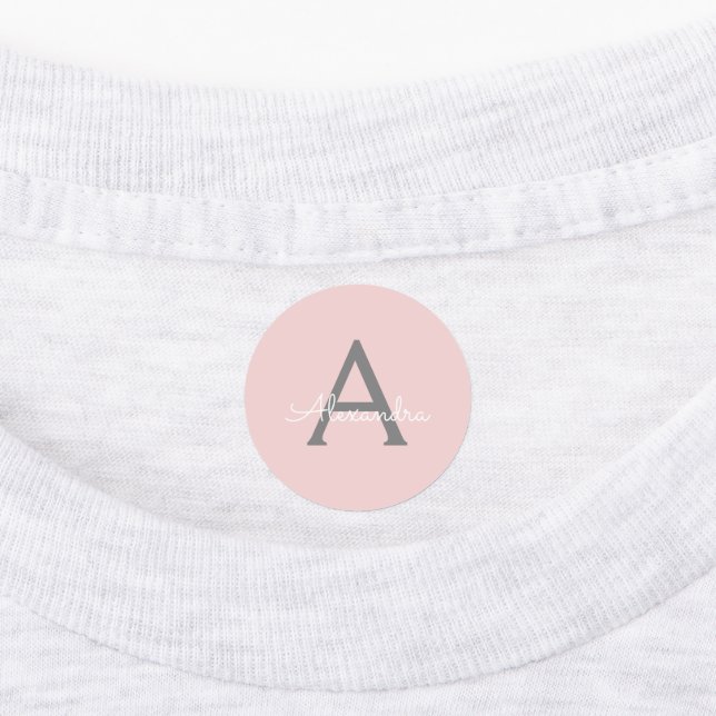 Blush Pink Grau Modernes Script Girly Monogram Nam Etiketten (Befestigt)