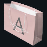 Blush Pink Grau Modernes Script Girly Monogram Nam Große Geschenktüte<br><div class="desc">Blush Pink und Gray Simple Script Monogram Name Gift Bag. Das macht den perfekten 16 Geburtstag,  Hochzeit,  Brautparty,  Jubiläum,  Babydusche oder Junggeselinnen-Abschied Geschenktasche für jemanden,  der Lieben glamourösen Luxus und schicke Stile.</div>