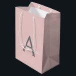 Blush Pink Grau Modernes Script Girly Monogram Nam Mittlere Geschenktüte<br><div class="desc">Blush Pink und Gray Simple Script Monogram Name Gift Bag. Das macht den perfekten 16 Geburtstag,  Hochzeit,  Brautparty,  Jubiläum,  Babydusche oder Junggeselinnen-Abschied Geschenktasche für jemanden,  der Lieben glamourösen Luxus und schicke Stile.</div>