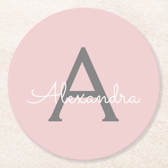 Blush Pink Grau Modernes Script Girly Monogram Nam Runder Pappuntersetzer (Vorderseite)