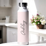 Blush Pink Handgeschriebener Text Elegant Trinkflasche<br><div class="desc">Blush Pink Elegant Water Flasche mit der Option,  Namen mit schönen kalligraphischen Text hinzufügen. Mehr Produkte mit diesem Design sind in der folgenden Kollektion zu finden.</div>