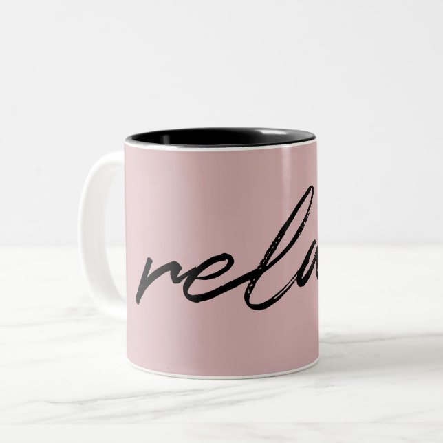 Blush Pink Minimalistisches Drehbuch "Relax" Funny Zweifarbige Tasse (Vorderseite Links)