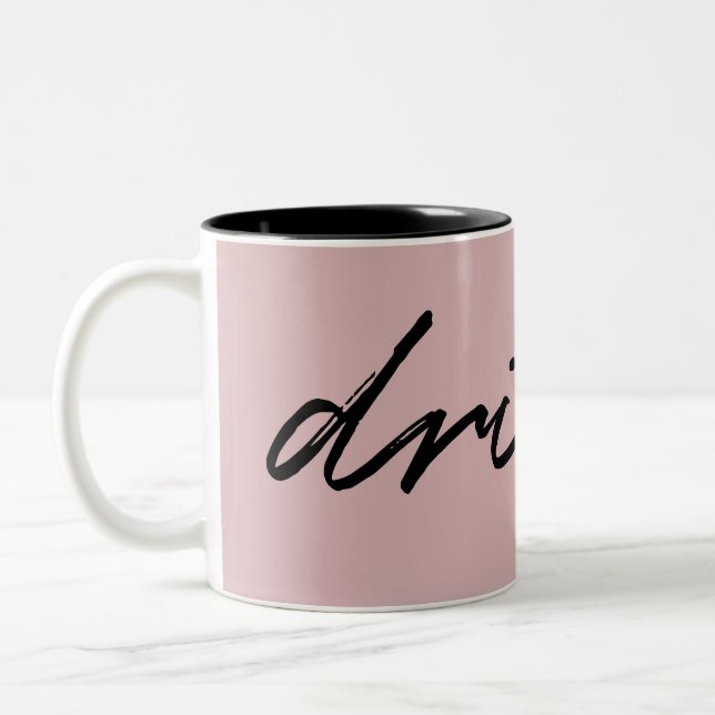 Blush Pink Minimalistisches Script "drink" Funny Zweifarbige Tasse (Links)