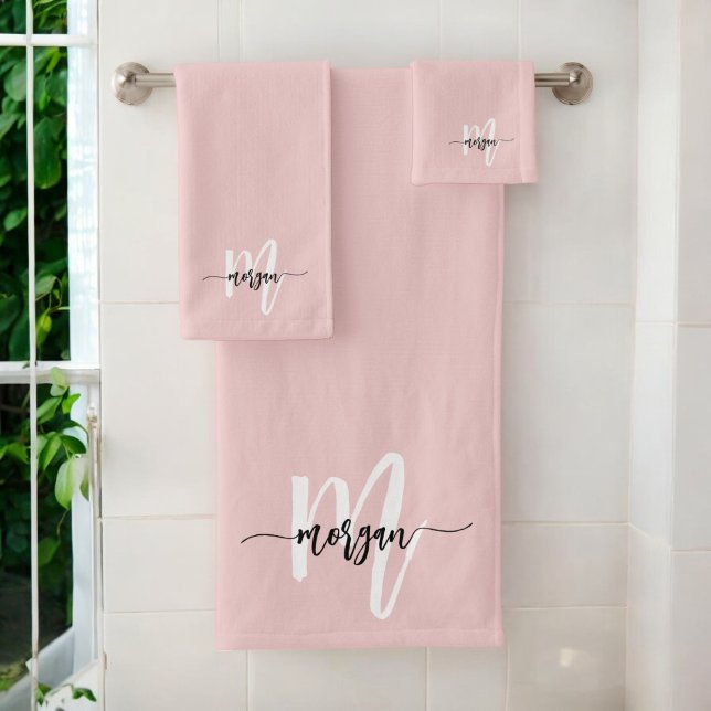 Blush Pink Modernes Script Name Girl Monogram Badhandtuch Set (Von Creator hochgeladen)