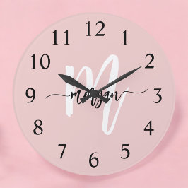 Blush Pink Modernes Script Name Girl Monogram Große Wanduhr