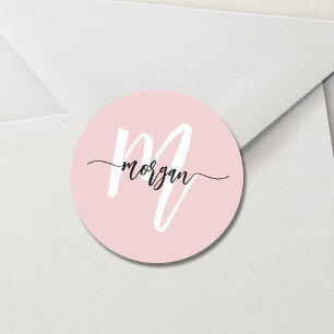 Blush Pink Modernes Script Name Girl Monogram Runder Aufkleber