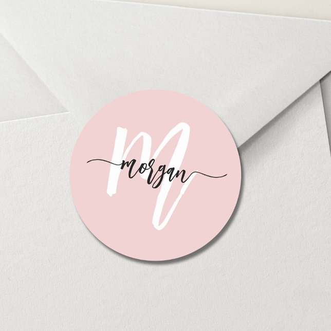Blush Pink Modernes Script Name Girl Monogram Runder Aufkleber (Von Creator hochgeladen)