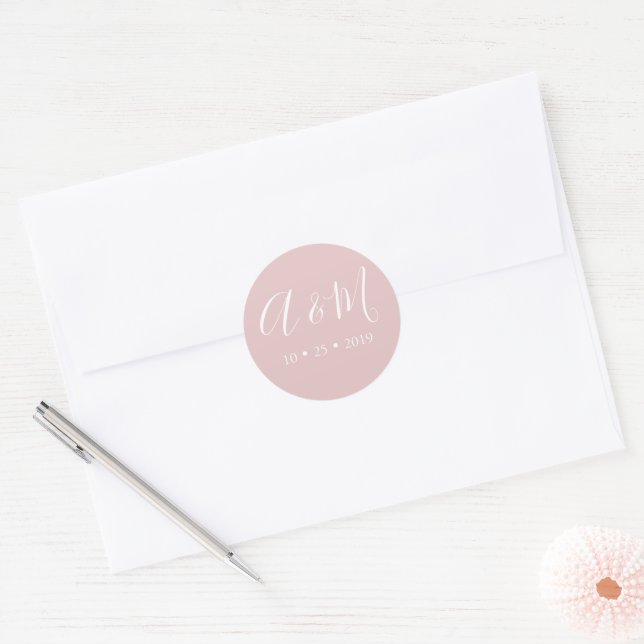 Blush Pink Monogram Elegante Hochzeit Runder Aufkleber (Umschlag)