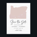 Blush Pink Oregon Karte Modern Script Save the Dat<br><div class="desc">Mit diesem Oregon Staat Thema Ankündigung Datum freihalten Postkarte verkünden Sie Ihr Hochzeitstag. Es zeigt eine Illustration des Staat von Oregon, einfache Typografie und ein handgeschriebenes Skript. Personalisieren Sie diese durch Hinzufügen von Namen, Datum, Ort und anderen Details. Dieser Staat der Oregon Save the Date Karte ist perfekt für jedes...</div>