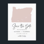 Blush Pink Oregon Karte Modern Script Save the Dat<br><div class="desc">Mit diesem Oregon Staat Thema Ankündigung Datum freihalten Postkarte verkünden Sie Ihr Hochzeitstag. Es zeigt eine Illustration des Staat von Oregon, einfache Typografie und ein handgeschriebenes Skript. Personalisieren Sie diese durch Hinzufügen von Namen, Datum, Ort und anderen Details. Dieser Staat der Oregon Save the Date Karte ist perfekt für jedes...</div>