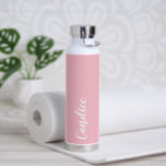 Blush Pink Personalisiert Wedding Bridesmaid Trinkflasche<br><div class="desc">Geben Sie Ihrer Hochzeitsjury oder Ihrer Trauzeugin diese trendige,  vakuumgekühlte Wasserflasche,  die ihren Namen in weißem,  stilisiertem Schriftbild auf einem rot-rosa Farbhintergrund trägt,  der zu Ihrem Hochzeitsfarbenschema passt. Stellen Sie die Flasche nach Belieben durch Bearbeiten und Ersetzen des Namens durch Ihren eigenen Namen ein. Wählen Sie Ihre Wasserflasche.</div>