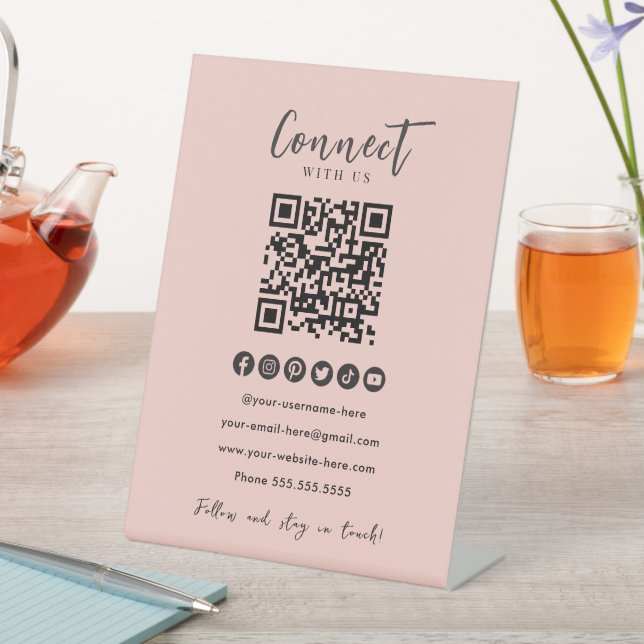 Blush Pink QR Code Verbindung mit unseren Social M Sockelschild (In Situ)