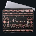 Blush Pink - Rose Gold Boho Muster Monogramm Laptopschutzhülle<br><div class="desc">Blush Pink - Rose Gold Imitats Foil Bohemisch (Boho)Tribal Girly Muster Monogram Personalisiert Smart Phone Case. Bitte kontaktieren Sie den Designer,  um passende Artikel zu erhalten.</div>