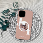 Blush Pink Rose Gold Custom Foto Case-Mate iPhone 14 Hülle<br><div class="desc">Dieses moderne Foto-Handy-Gehäuse verfügt über ein Single-Foto und das Wort JOY in stilvoller Typografie auf einem rot-rosa,  Rose Gold Hintergrund. Einfach mit Ihrem Foto und Namen anpassbar.</div>