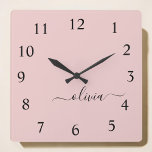 Blush Pink Script Monogram Girlaname Quadratische Wanduhr<br><div class="desc">Pinselpinke und Schwarz-Script-Monogram-Namensklemme. Das macht den perfekten 16 Geburtstag,  Hochzeit,  Brautparty,  Jubiläum,  Babydusche oder Junggeselinnen-Abschied Geschenk für jemanden,  der Lieben glamourösen Luxus und schicke Stile.</div>