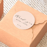 Blush Pink Simple Elegant Danke Hochzeit Runder Aufkleber<br><div class="desc">Diese einfache Kalligraphie danke Ihnen Aufkleber mit dem Braut und Bräutigam Namen zusammen mit Datum.</div>