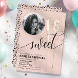 Blush Pink Sparkler Sweet 16 Birthday Foto Folieneinladung<br><div class="desc">Genießen Sie die süße 16 mit diesem eleganten Rosa-Orchester mit funkelnden Akzenten und einem individuellen Foto. Diese Einladung in modernem Stil enthält Foliendetails, die eine Touch von Eleganz verleihen und sie perfekt für ein Meilenstein der Geburtstagsfeier machen. Personalisieren Sie es mit dem Namen des Geburtstagsmädchens, den Party-Details und einem beliebten...</div>
