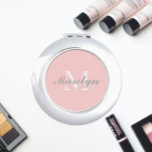 Blush Pink Stilisierte Hochzeitsmonographie Taschenspiegel<br><div class="desc">Ein personalisierter Kompaktspiegel für Ihre Hochzeitsjubiläumsjury oder Ihre Trauzeugin,  die ihren ersten Namen auf einem trendigen,  rot-rosa Hintergrund hat. Bearbeiten,  um Initial und Namen zu ersetzen. Wählen Sie Ihren kompakten Spiegelstil aus.</div>