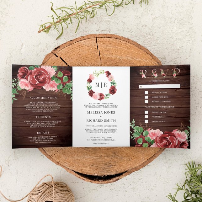 Blush Pink und Burgund Bloral Barn Wood Wedding Dreifach Gefaltete Einladung (Von Creator hochgeladen)