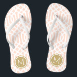 Blush Pink und Gold Trellis Monogram Flip Flops<br><div class="desc">Maßgeschneiderte,  bedruckte Flop-Sandalen mit einem stilvollen,  modernen Trellis-Muster und einem eigenen Monogramm oder einem anderen Text in einem Kreisrahmen. Klicken Sie auf Anpassen,  um Schriftart und Farben zu ändern oder eigene Bilder hinzuzufügen,  um ein einzigartiges Design zu erstellen!</div>