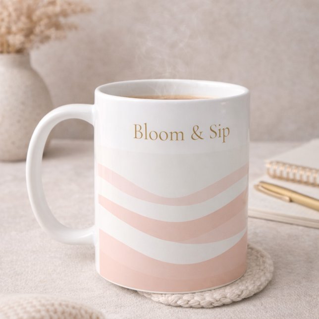 Blush Ripple White Classic Mug, 11 oz Kaffeetasse (White ceramic wrapped in blush ripples with gold serif detail for calm morning routines.)