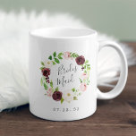 Blush Romance Bridesmaid Kaffeetasse<br><div class="desc">Die Tasse ist ein Geschenk für Ihr Brautparty,  mit einem blauen,  rosa und bordeauxfarbenen Blumenkranz mit einer in handgeschriebenen Schrift eingeschriebenen "Brautjungfrau". Personalisieren Sie sich mit Ihrem Hochzeitsdatum unten. Entworfen,  um unsere Blush Romance Kollektion zu ergänzen.</div>