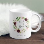 Blush Romance Trauzeugin Kaffeetasse<br><div class="desc">Die Tasse ist ein Geschenk für Ihr Brautparty,  mit einem blütenrosa und bordeauxfarbenen Blumenkranz mit "Trauzeugin",  der in handgeschriebenem Schriftzeichen eingeschrieben ist. Personalisieren Sie sich mit Ihrem Hochzeitsdatum unten. Entworfen,  um unsere Blush Romance Kollektion zu ergänzen.</div>