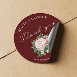 Blush Rose Bouquet Chic Wedding Vielen Dank Runder Aufkleber<br><div class="desc">Elegantes,  minimalistisches Hochzeitspaar bedankt sich bei einem runden Aufkleber/Gastgeschenk Hochzeit-Label mit einem hübschen Bordeaux- und Rosa-Pink-Rose-Bouquet und einem weißen,  trendigen Typografie-Script vor dunkelrotem bordeauxfarbenem Hintergrund.          Persönlich mit den Namen und Initialen der Braut und des Bräutigams und mit Ihrem eigenen Text!</div>